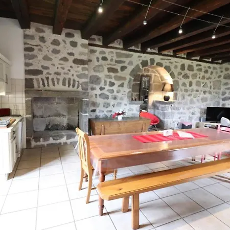 Сasa de vacaciones Maison De Caractere Renovee, Au Calme, Proche Salers, Avec Jardin Et Activites De Plein-air - Fr-1-742-441