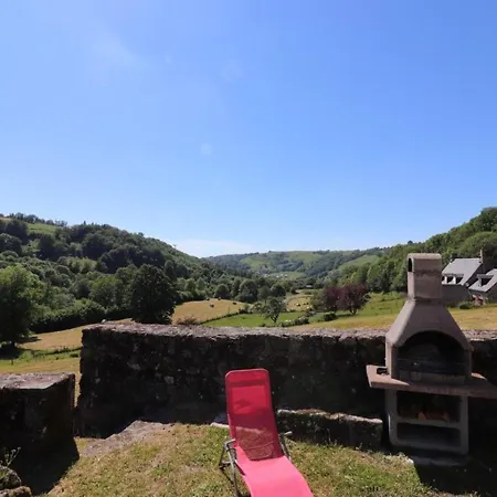 Сasa de vacaciones Maison De Caractere Renovee, Au Calme, Proche Salers, Avec Jardin Et Activites De Plein-air - Fr-1-742-441 *